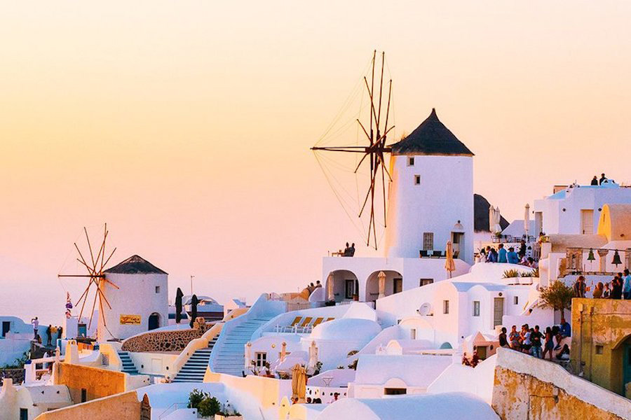 Santorini isola delle Cicladi in Grecia